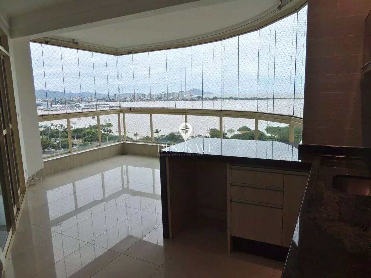 Apartamento de 3 quartos com 2 suítes e 230 m² em Itajaí