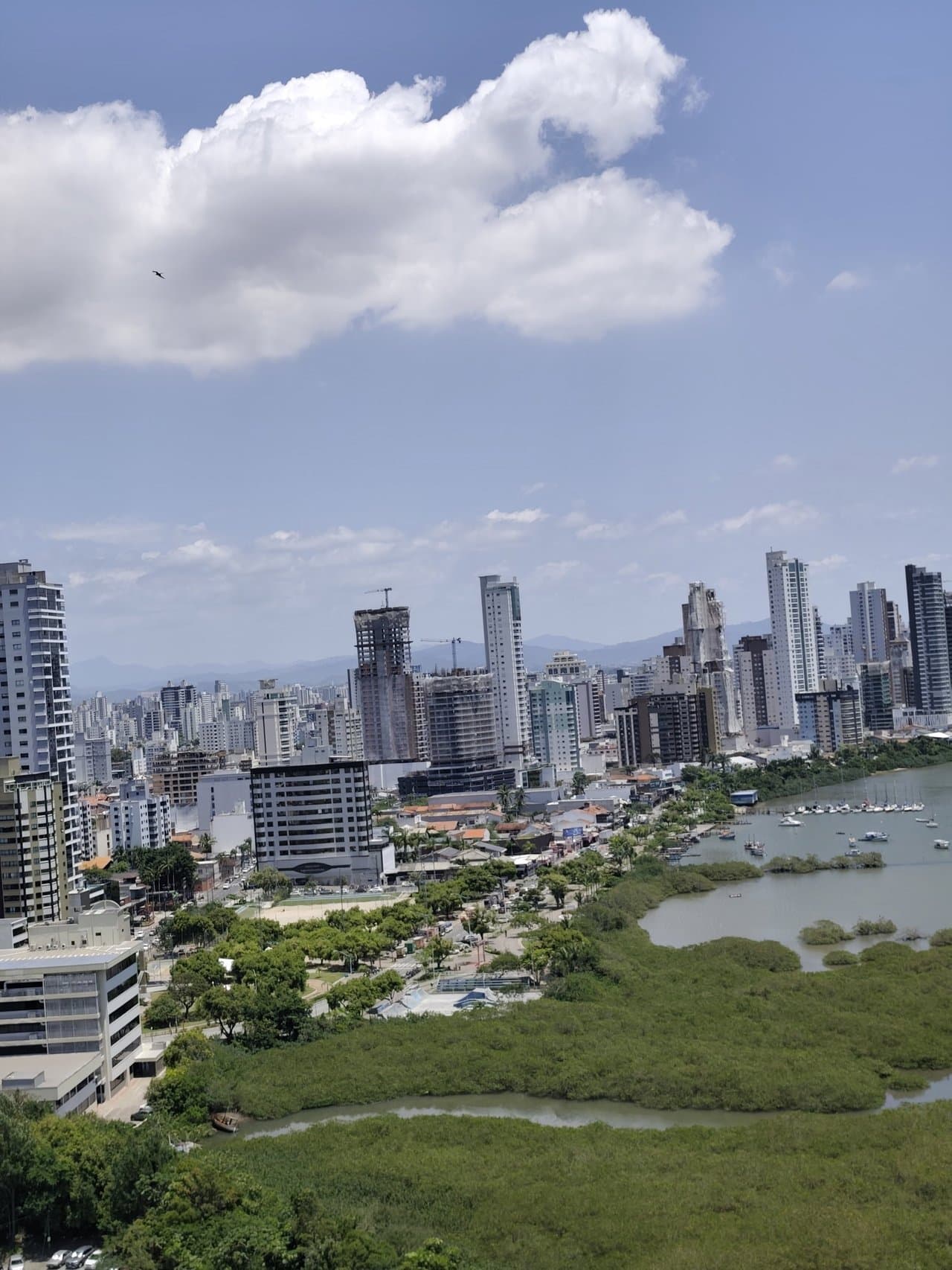 Apartamento de 2 quartos com 2 suítes e 93 m² em Itajaí