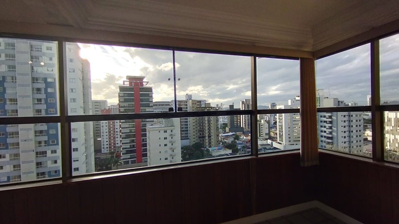Cobertura de 6 quartos com 5 suítes e 548 m² em Itajaí
