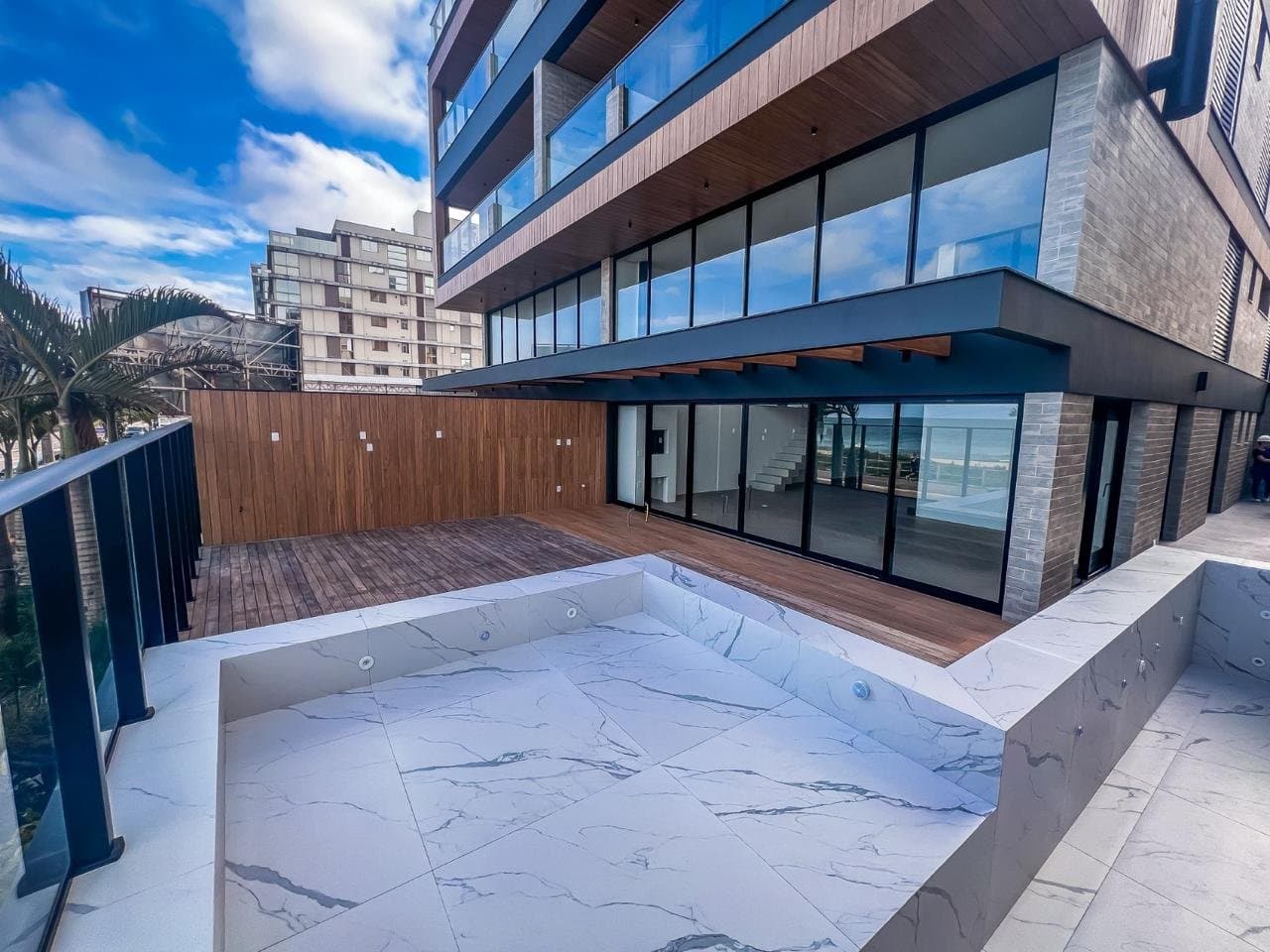 Apartamento de 4 quartos com 4 suítes e 345 m² em Itajaí