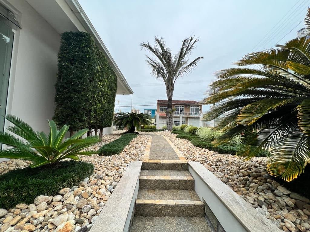 Casa de 3 quartos com 2 suítes e 241 m² em Barreiros, São José