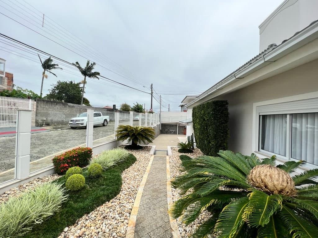 Casa de 3 quartos com 2 suítes e 241 m² em Barreiros, São José