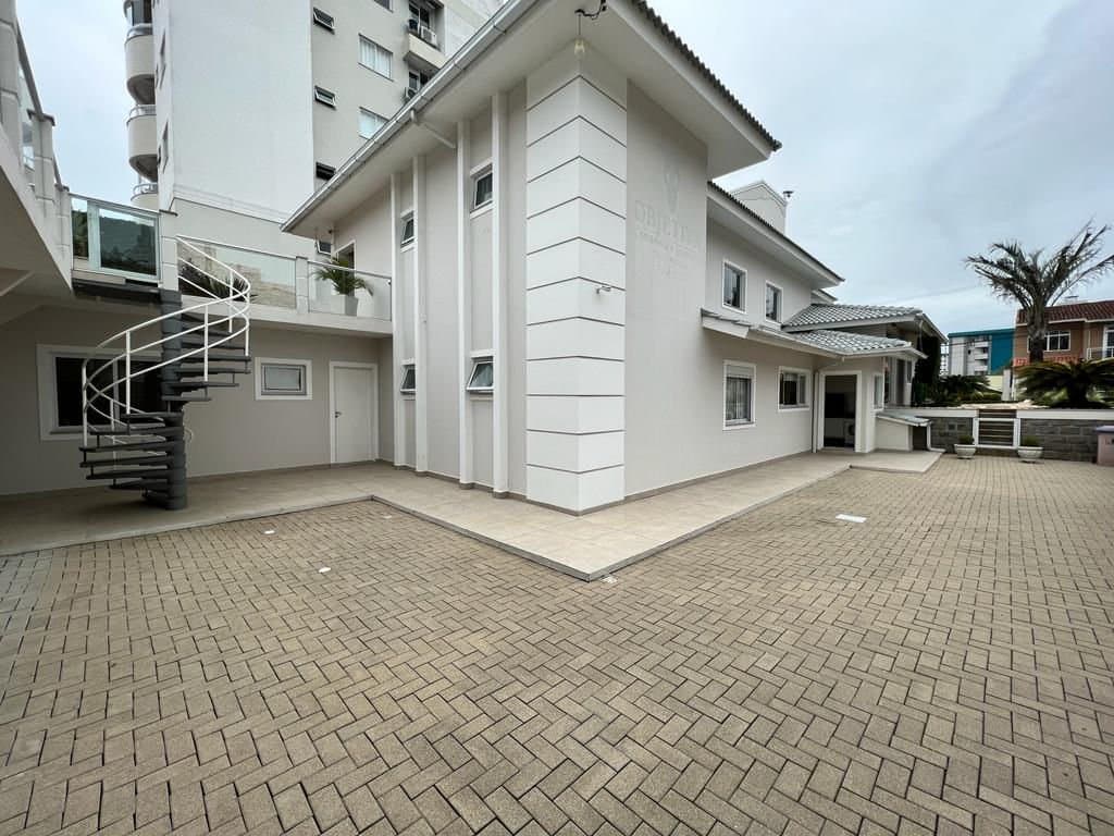 Casa de 3 quartos com 2 suítes e 241 m² em Barreiros, São José