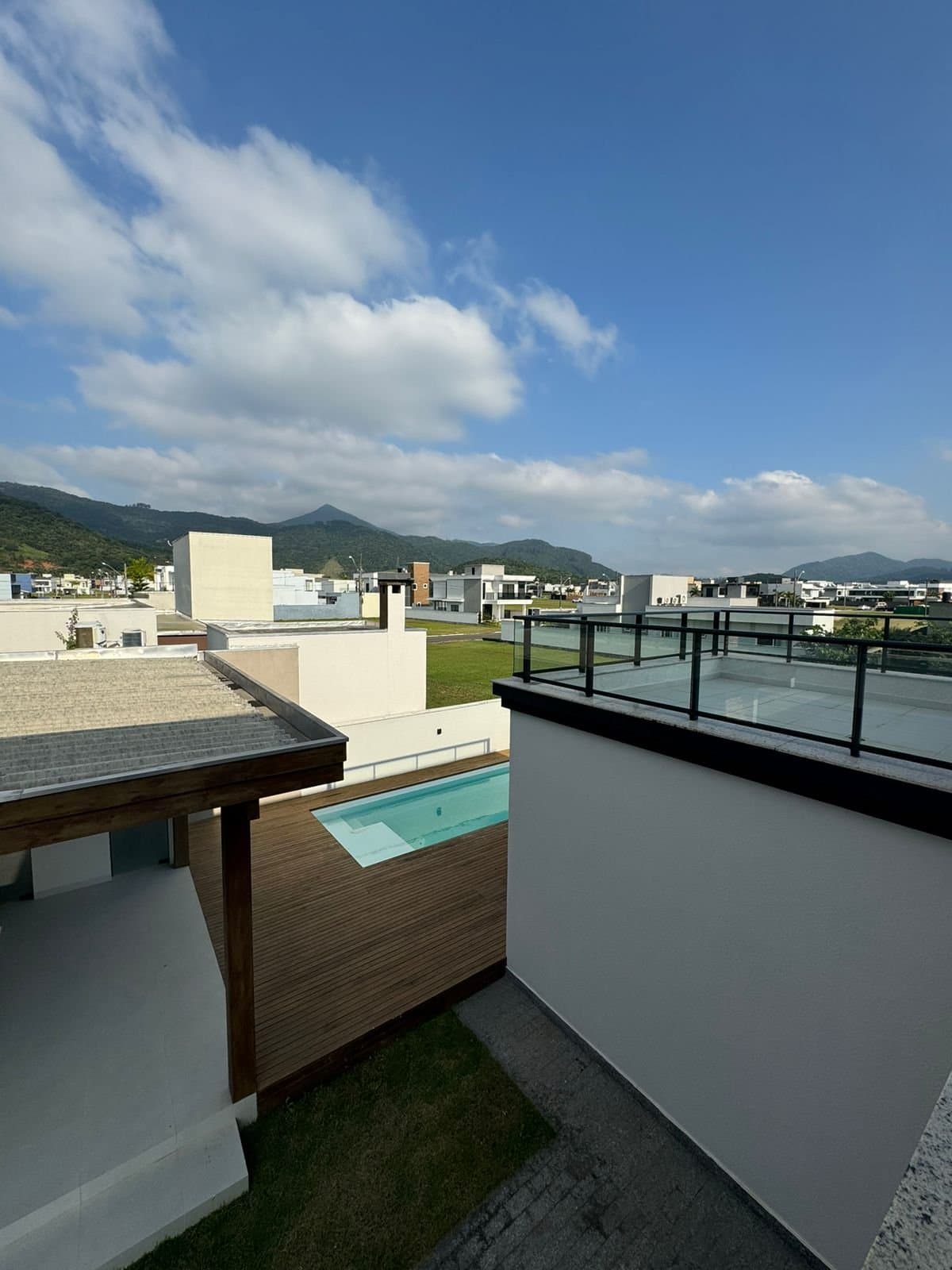 Casa de 4 quartos com 1 suíte e 225 m² em Camboriú