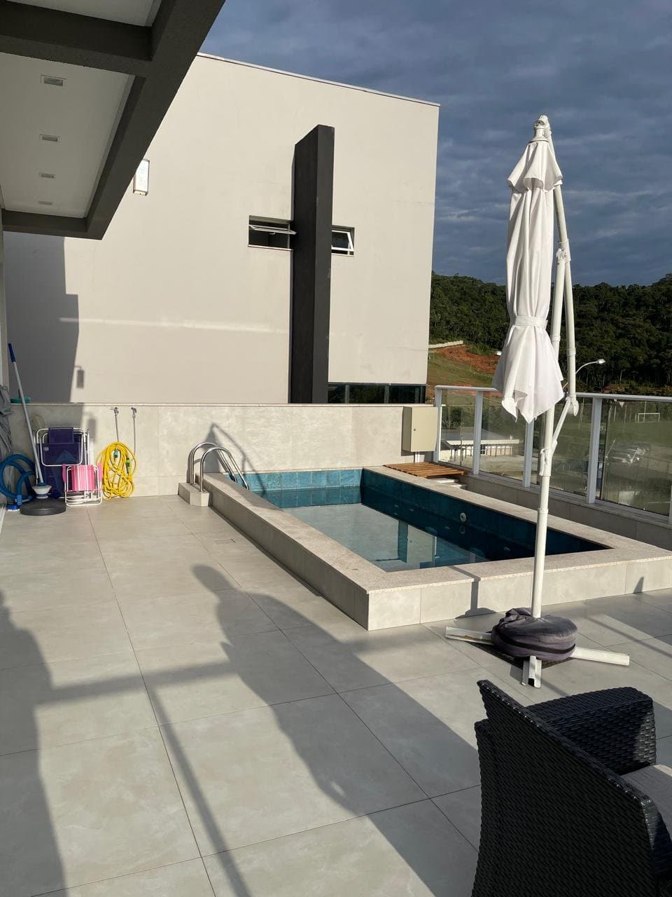 Casa de 3 quartos com 3 suítes e 402 m² em Camboriú