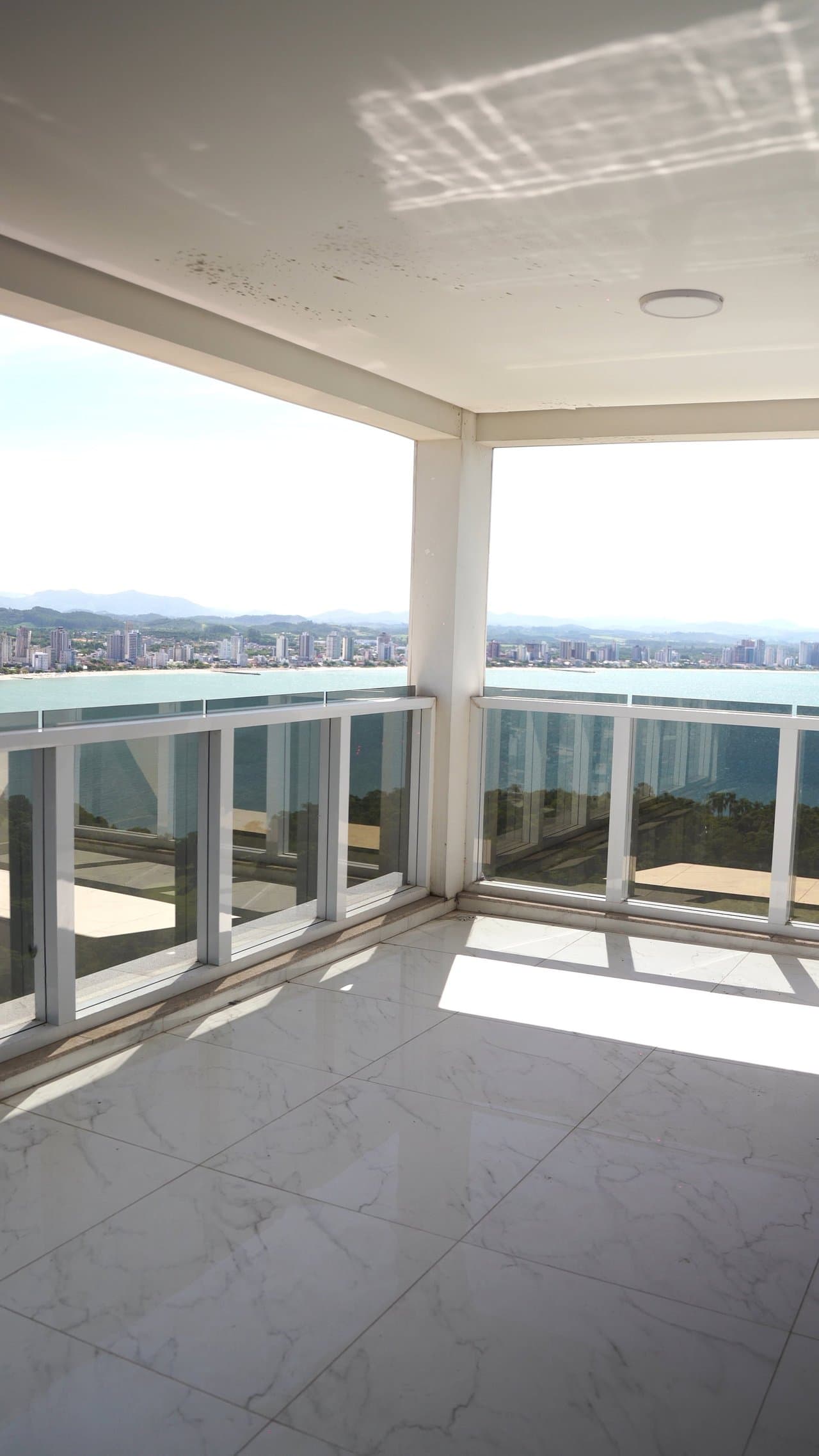 Apartamento de 4 quartos com 4 suítes e 258 m² em Penha