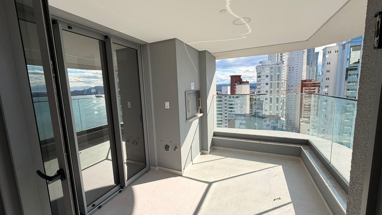 Apartamento de 4 quartos com 4 suítes e 194 m² em Bal. Camboriú