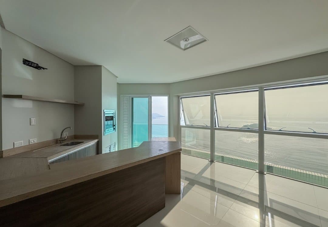 Apartamento de 3 quartos com 3 suítes e 186 m² em Bal. Camboriú