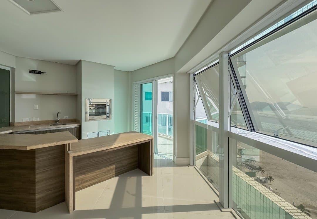 Apartamento de 3 quartos com 3 suítes e 186 m² em Bal. Camboriú