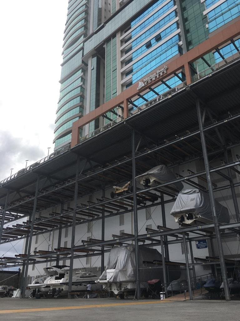 Apartamento de 4 quartos com 4 suítes e 220 m² em Bal. Camboriú