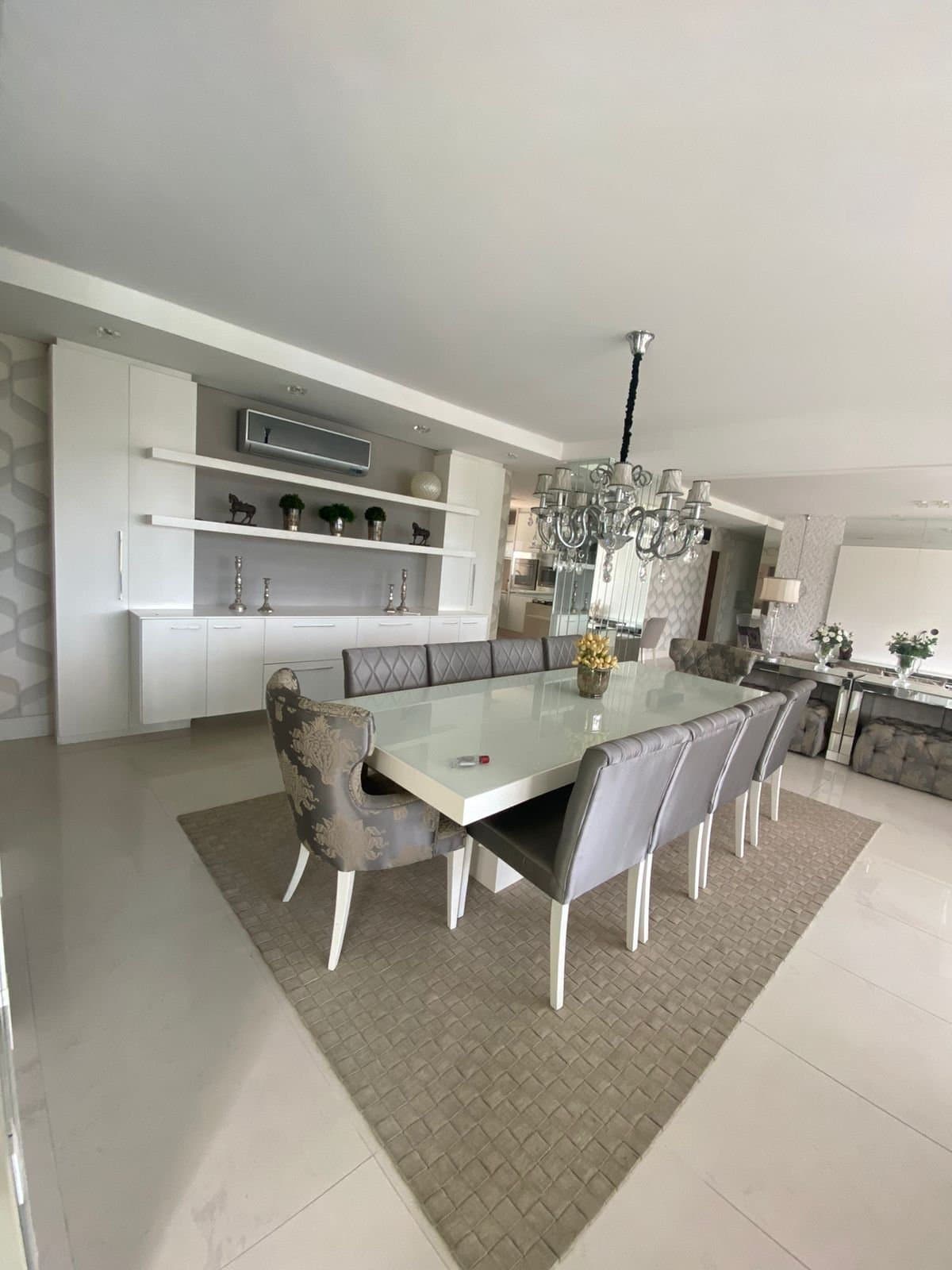Apartamento de 4 quartos com 4 suítes e 220 m² em Bal. Camboriú