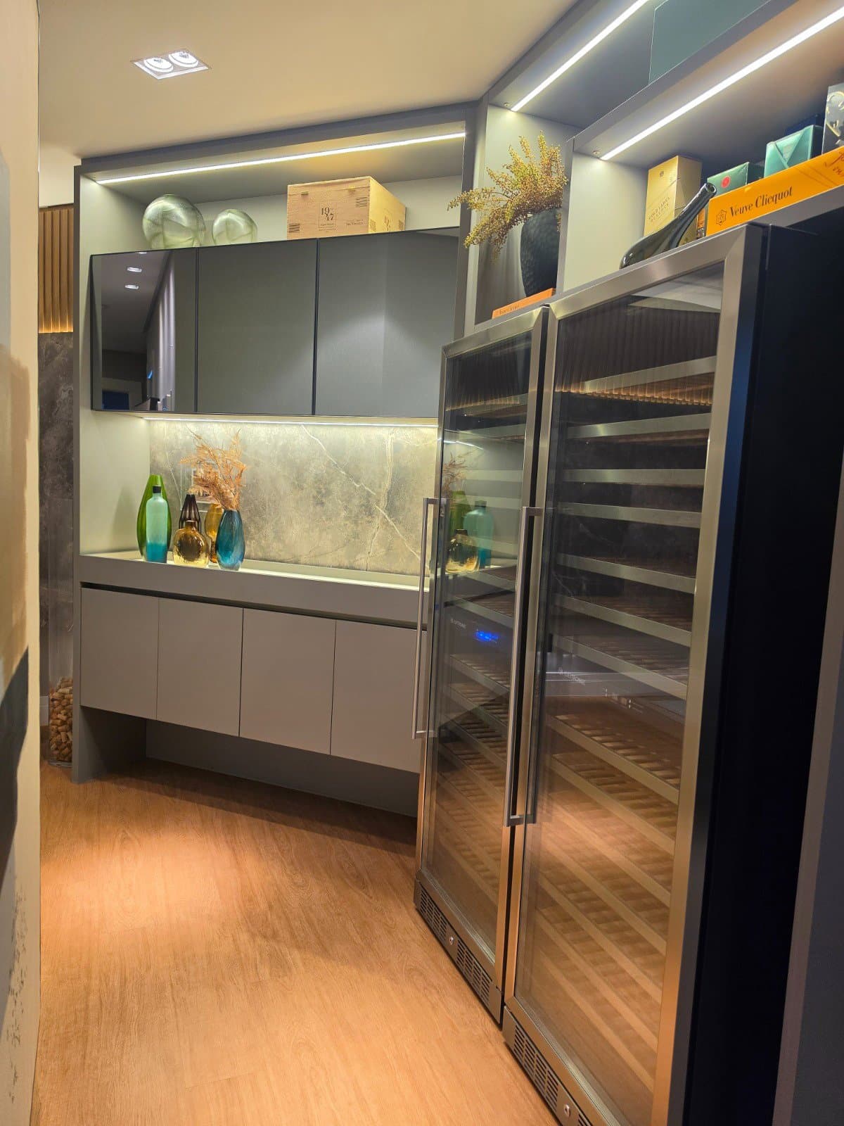 Apartamento de 3 quartos com 3 suítes e 259 m² em Bal. Camboriú
