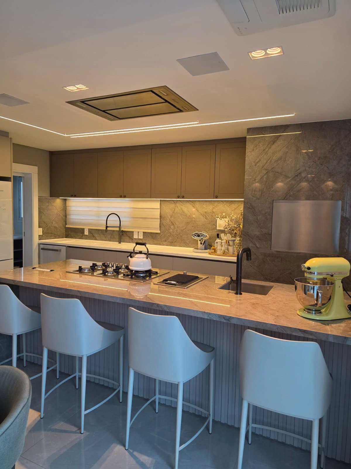 Apartamento de 3 quartos com 3 suítes e 259 m² em Bal. Camboriú