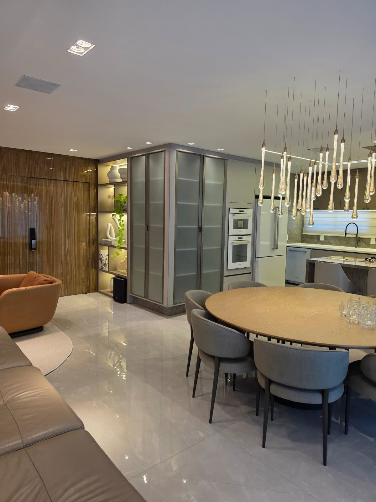 Apartamento de 3 quartos com 3 suítes e 259 m² em Bal. Camboriú