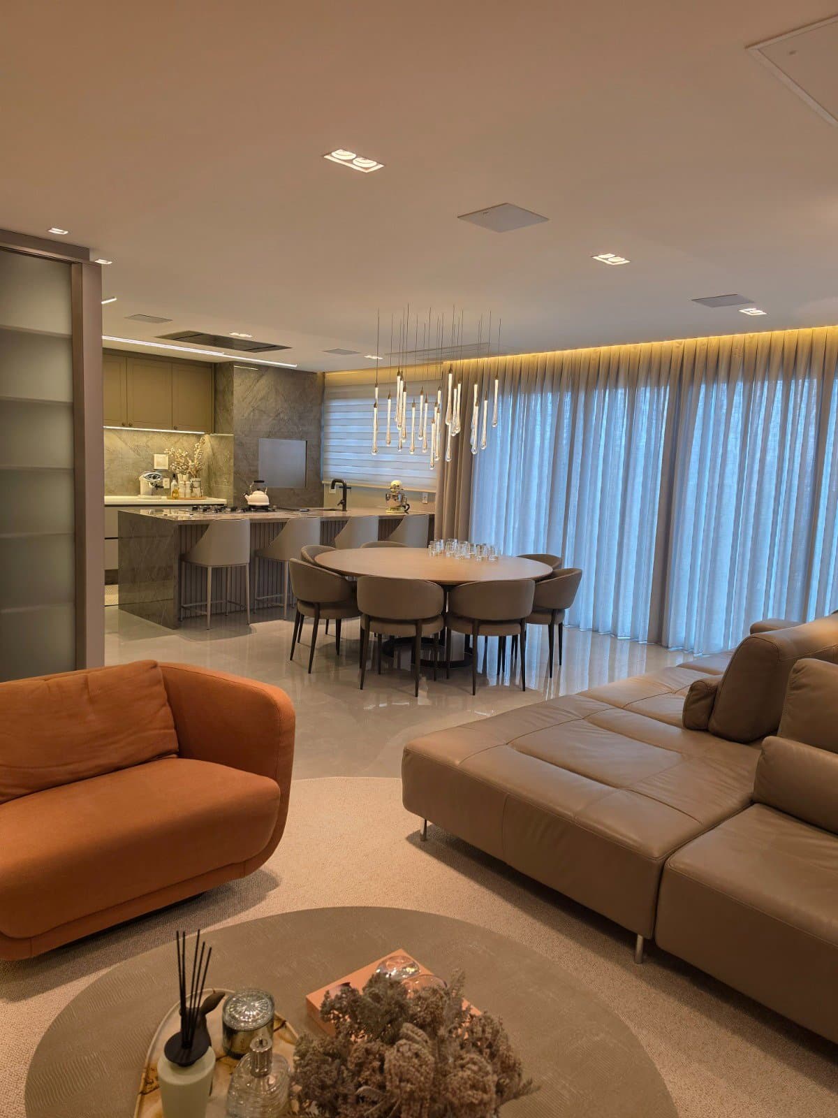Apartamento de 3 quartos com 3 suítes e 259 m² em Bal. Camboriú