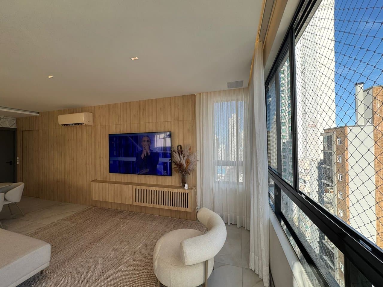 Apartamento de 3 quartos com 3 suítes e 130 m² em Bal. Camboriú