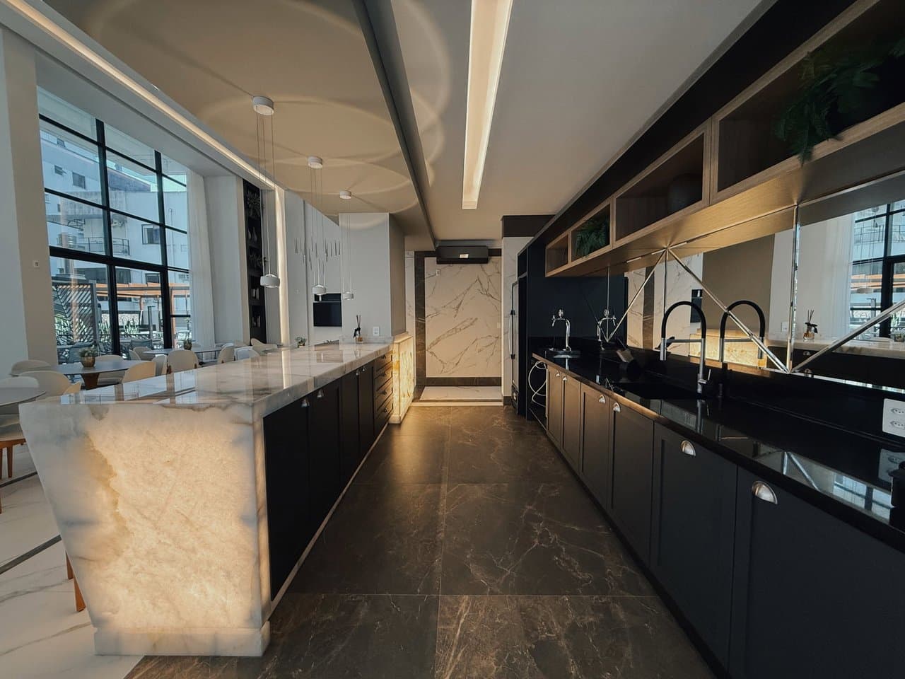 Apartamento de 4 quartos com 4 suítes e 172 m² em Bal. Camboriú