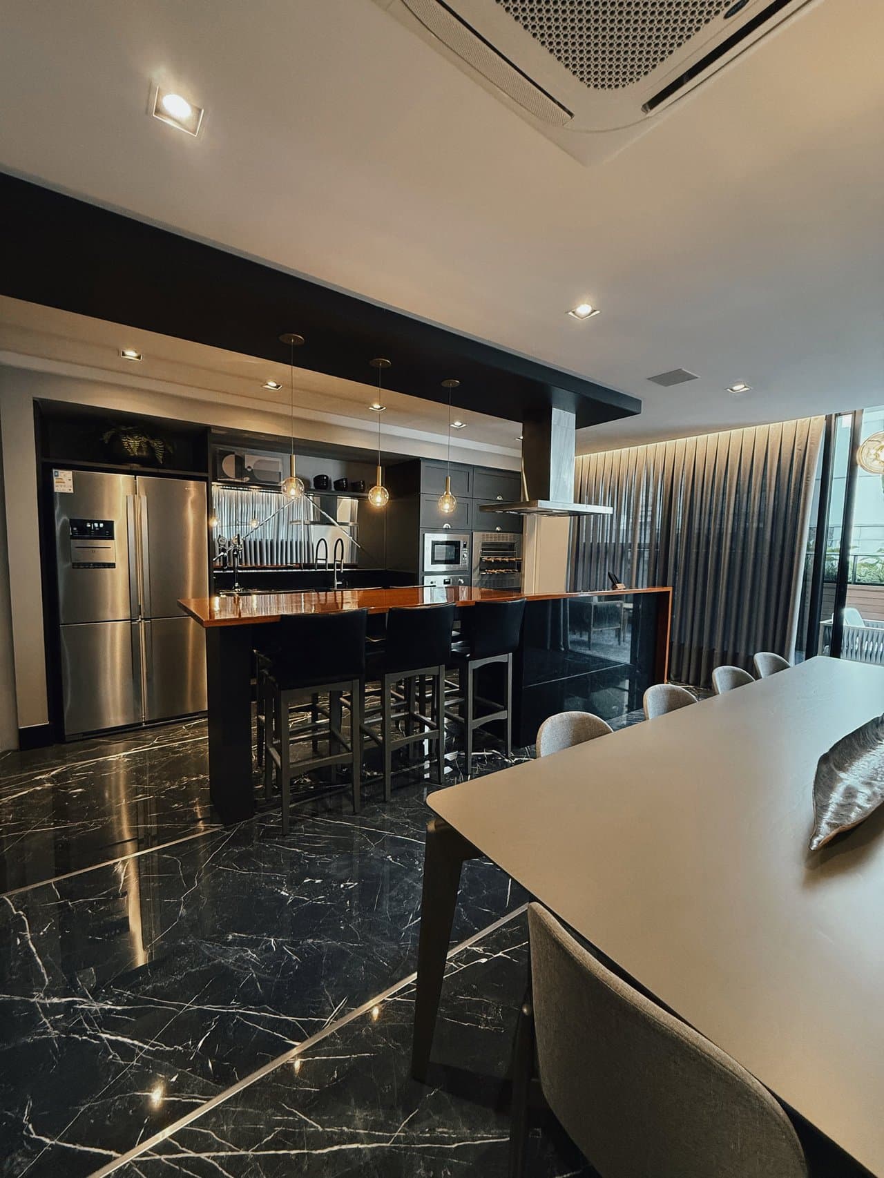 Apartamento de 4 quartos com 4 suítes e 172 m² em Bal. Camboriú