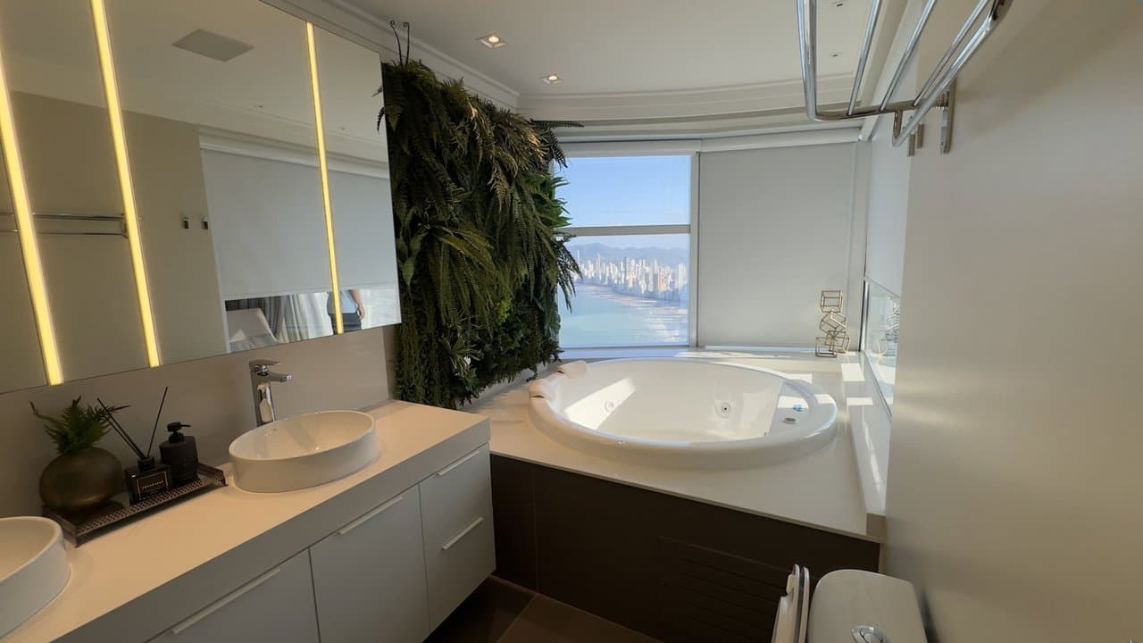 Apartamento de 3 quartos com 3 suítes e 164 m² em Bal. Camboriú