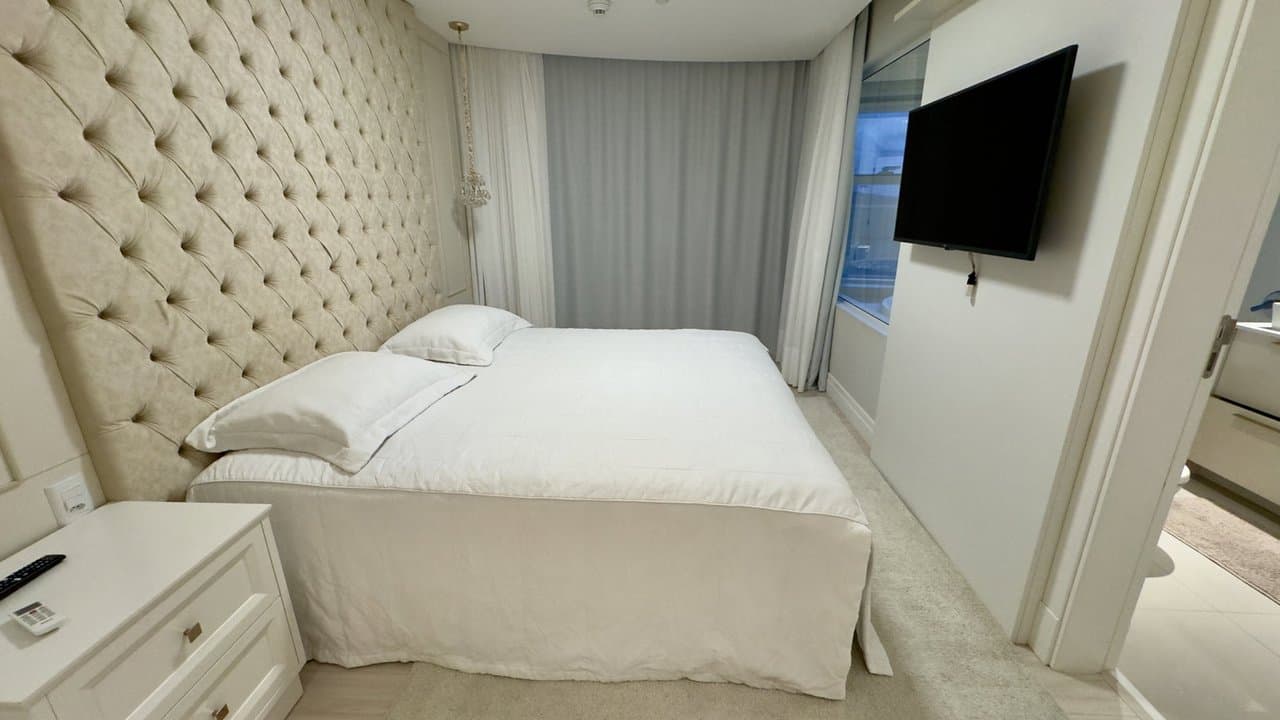 Apartamento de 3 quartos com 3 suítes e 182 m² em Bal. Camboriú