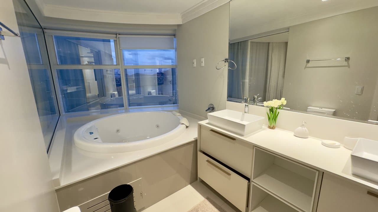 Apartamento de 3 quartos com 3 suítes e 182 m² em Bal. Camboriú