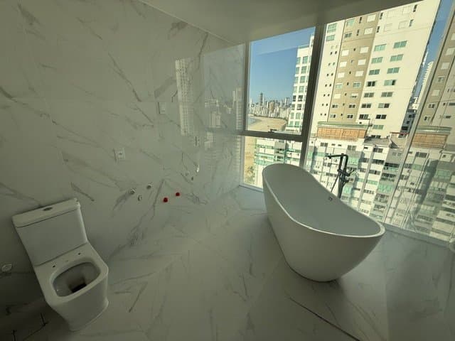 Apartamento de 4 quartos com 4 suítes e 184 m² em Bal. Camboriú
