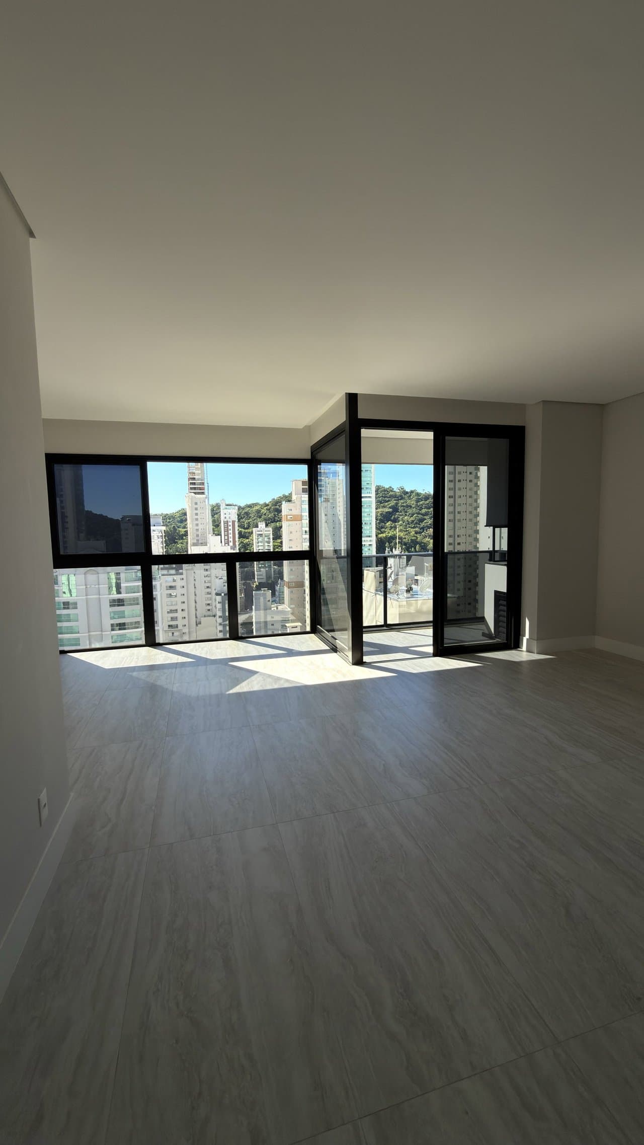 Apartamento de 4 quartos com 4 suítes e 146 m² em Bal. Camboriú