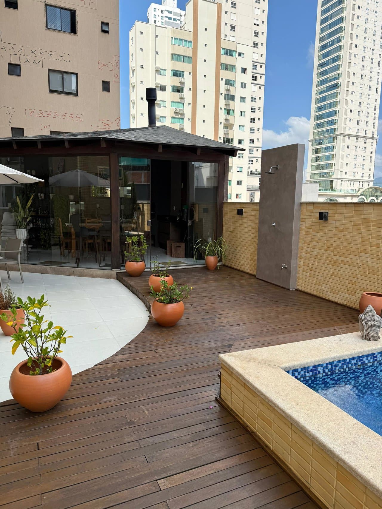 Apartamento de 3 quartos com 3 suítes e 380 m² em Bal. Camboriú