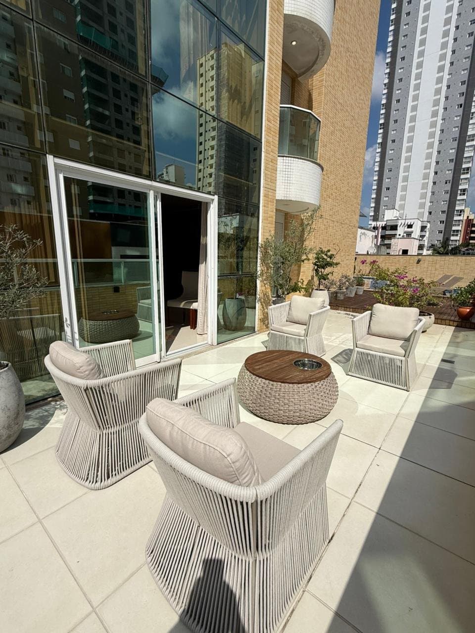 Apartamento de 3 quartos com 3 suítes e 380 m² em Bal. Camboriú