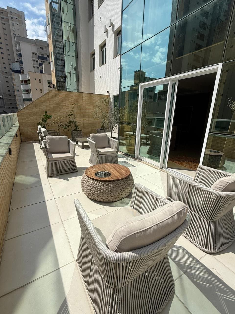 Apartamento de 3 quartos com 3 suítes e 380 m² em Bal. Camboriú