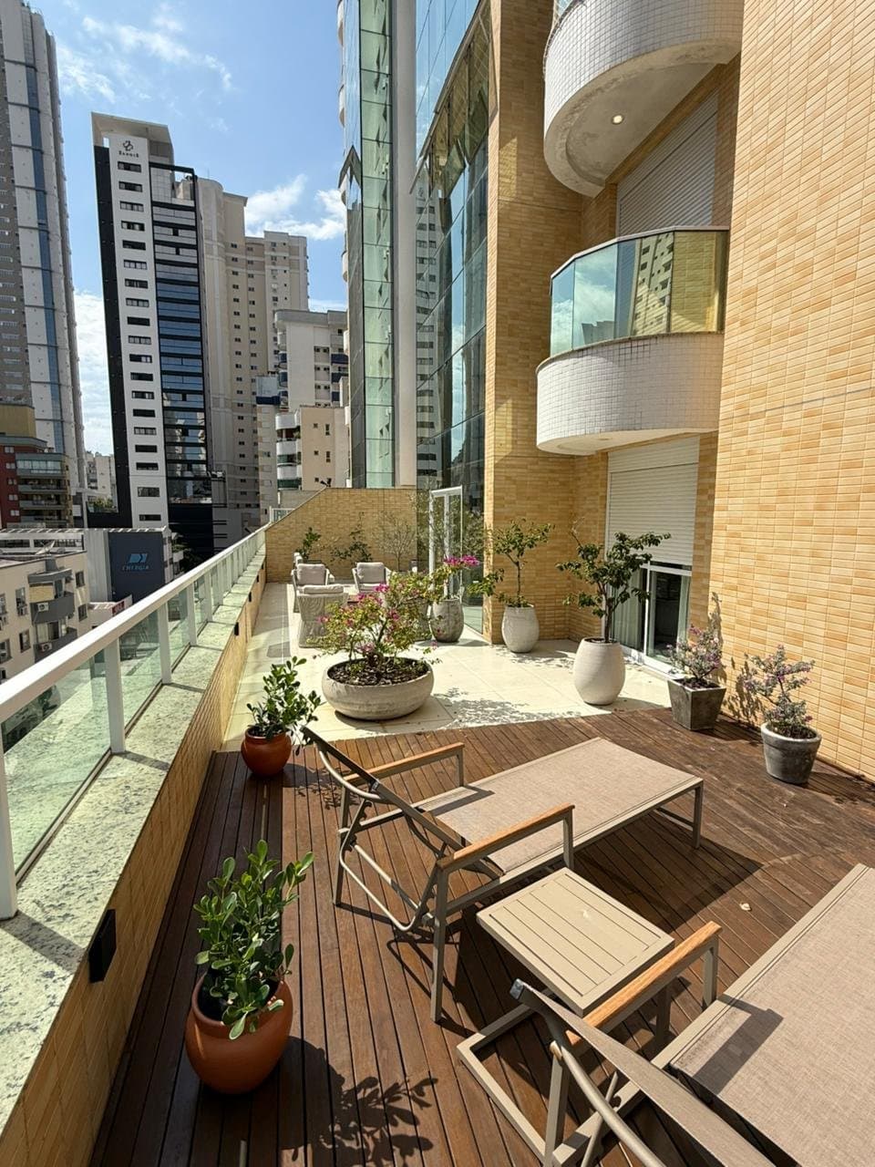 Apartamento de 3 quartos com 3 suítes e 380 m² em Bal. Camboriú