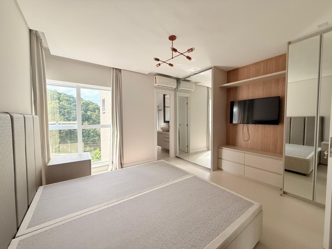 Apartamento de 4 quartos com 2 suítes e 161 m² em Bal. Camboriú