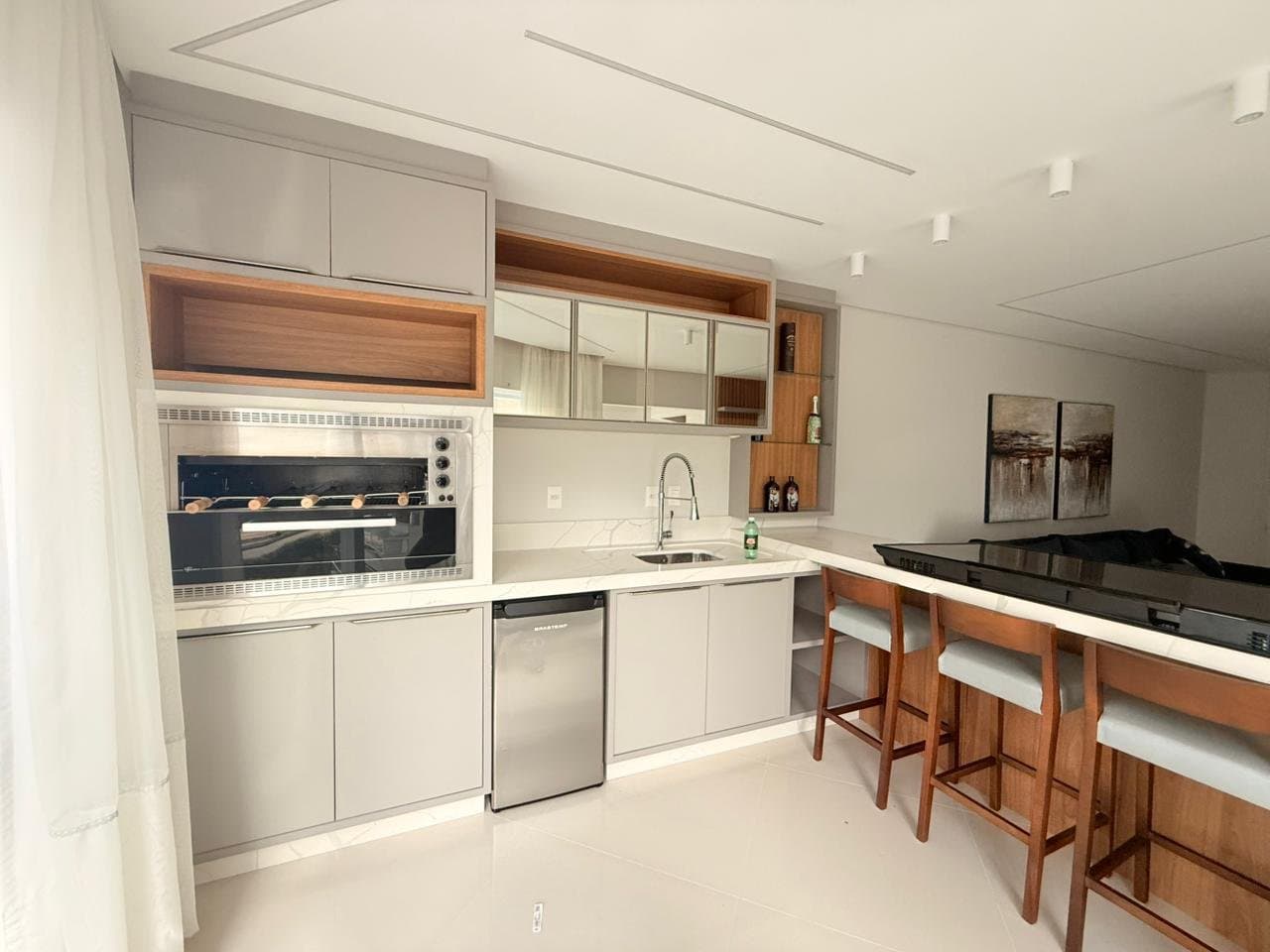 Apartamento de 4 quartos com 2 suítes e 161 m² em Bal. Camboriú