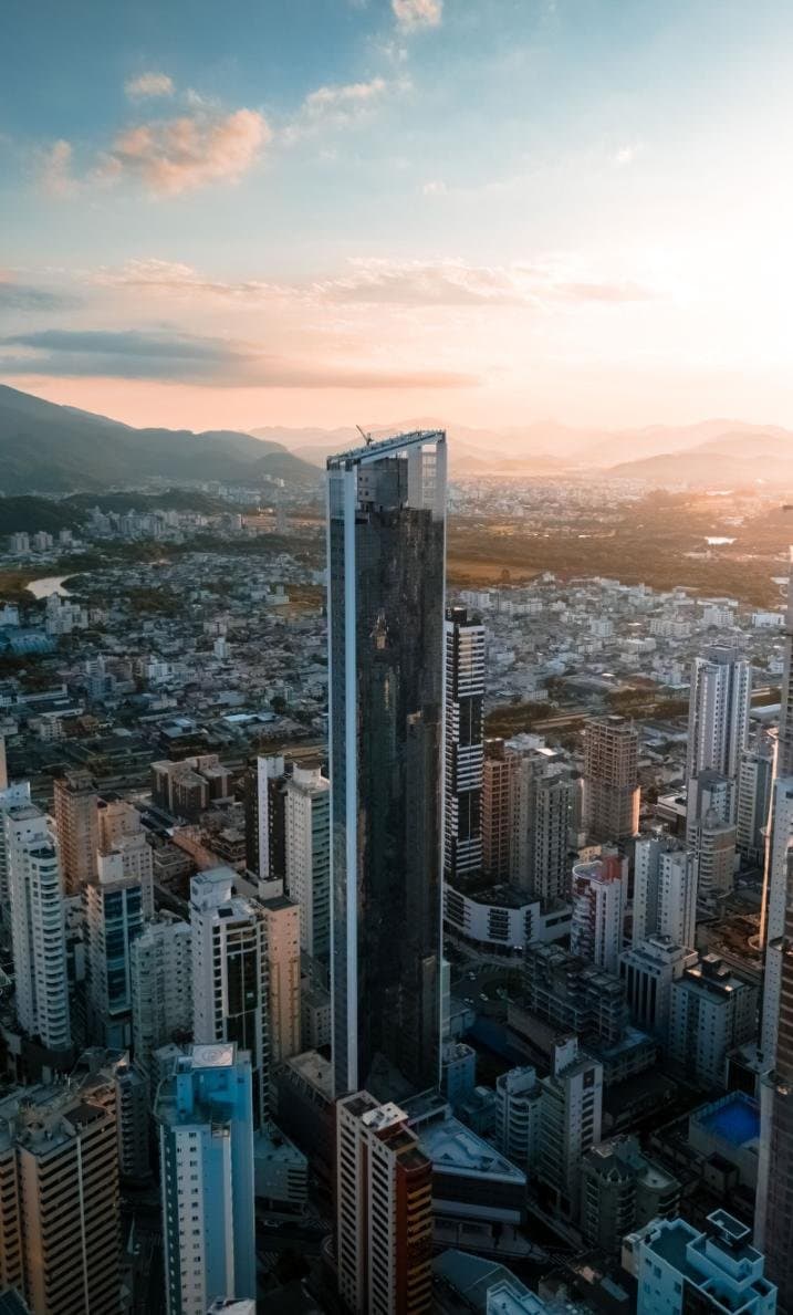 Apartamento de 4 quartos com 4 suítes e 171 m² em Bal. Camboriú