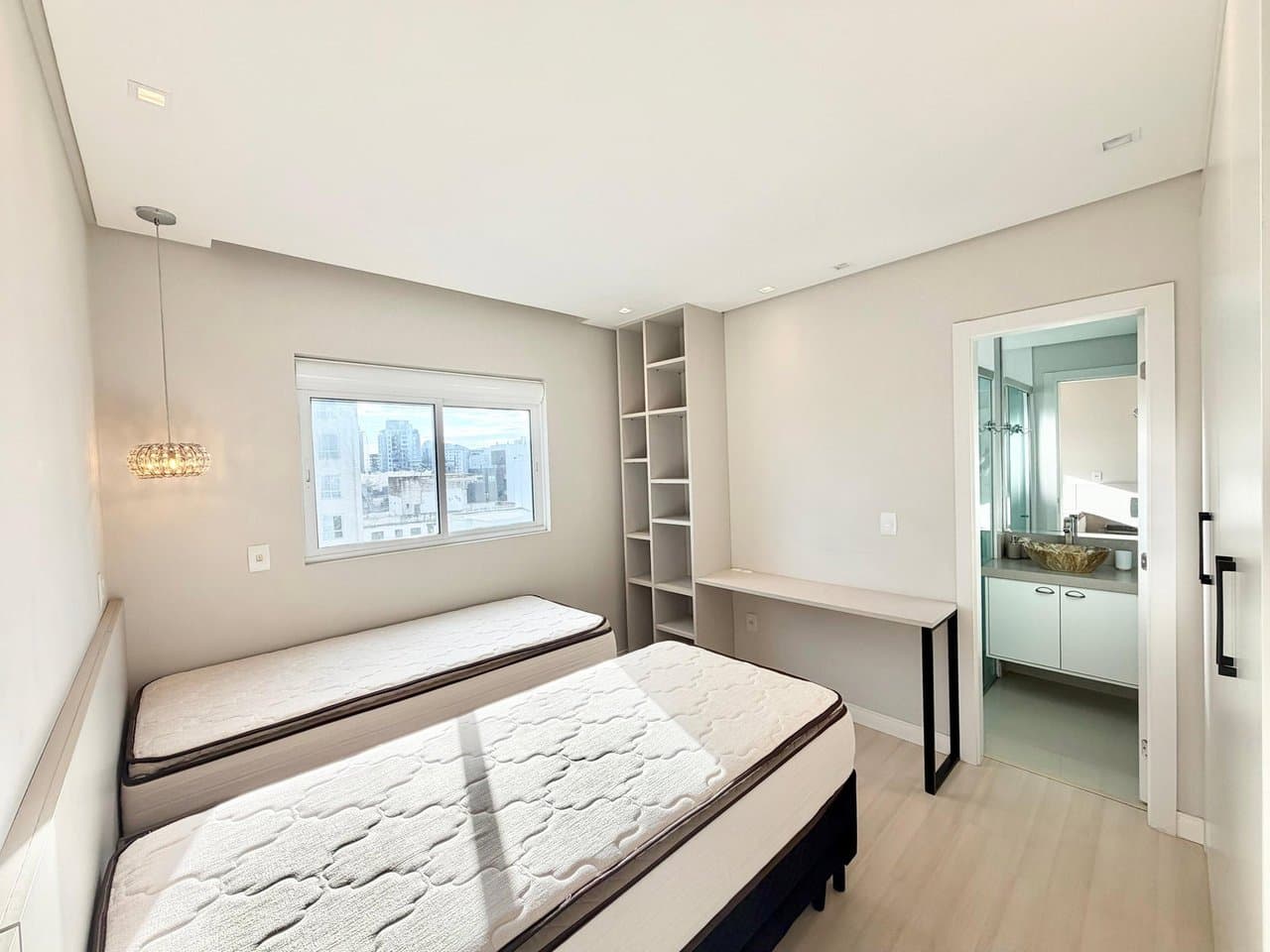 Apartamento de 3 quartos com 3 suítes e 105 m² em Bal. Camboriú