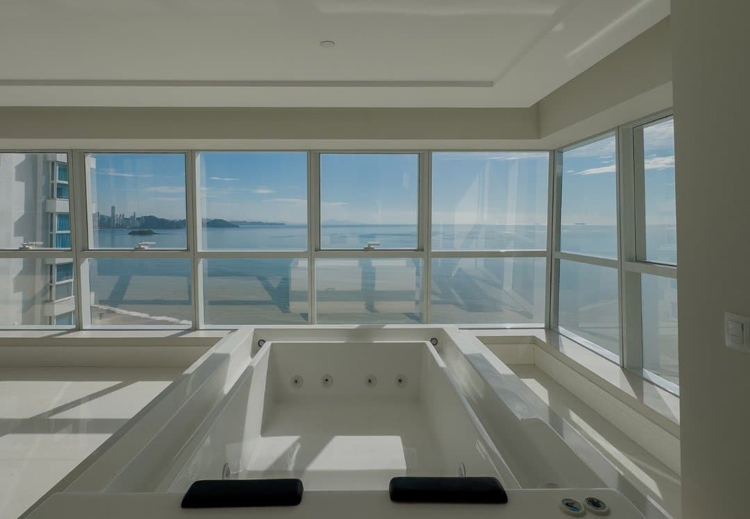 Apartamento de 5 quartos com 5 suítes e 322 m² em Bal. Camboriú