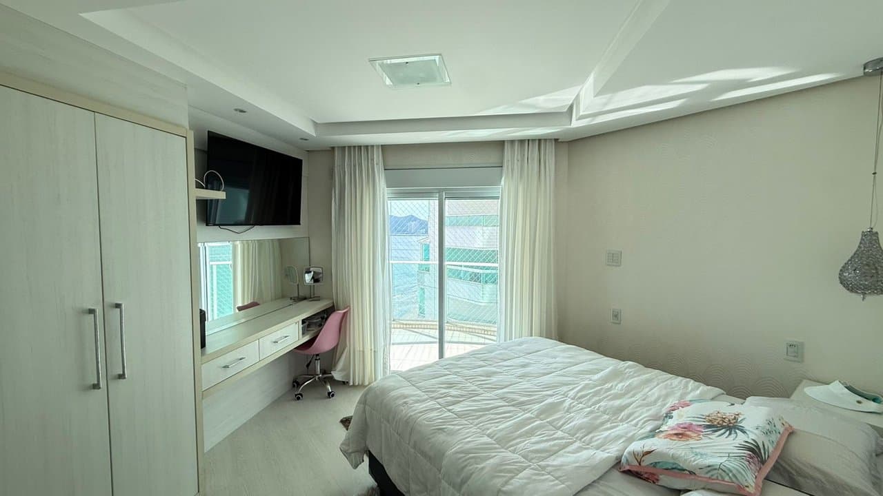 Apartamento de 4 quartos com 3 suítes e 198 m² em Bal. Camboriú