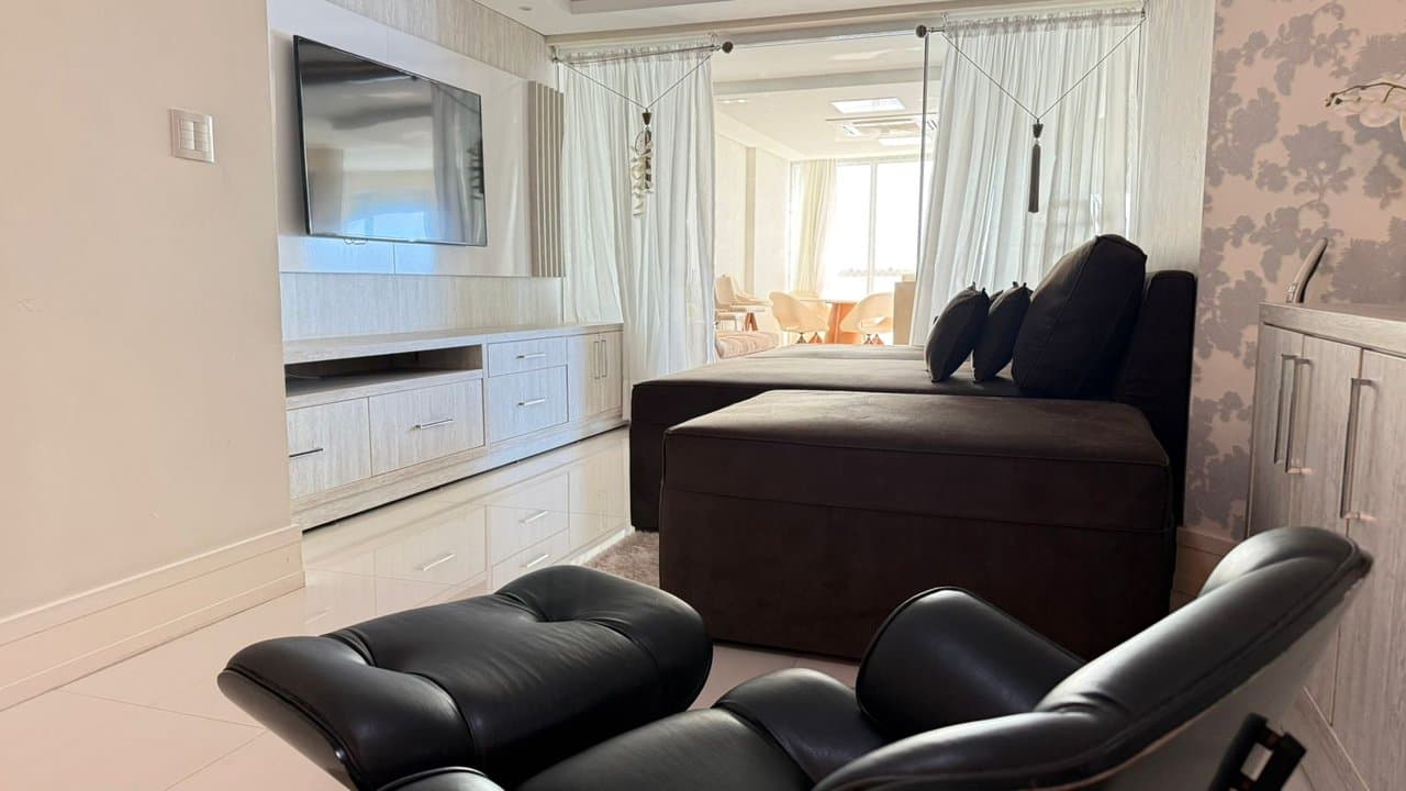 Apartamento de 4 quartos com 3 suítes e 198 m² em Bal. Camboriú