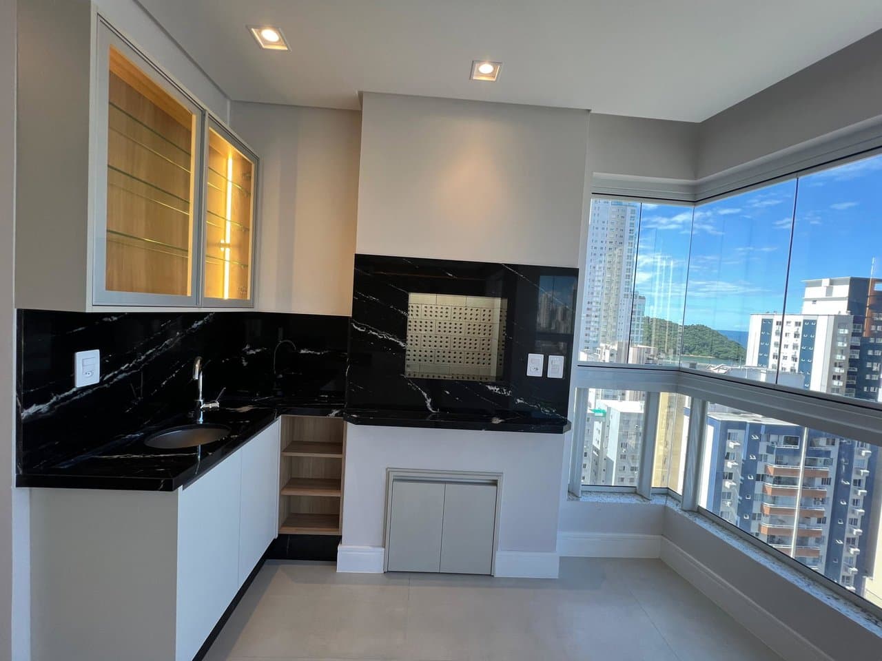 Apartamento de 4 quartos com 4 suítes e 164 m² em Bal. Camboriú