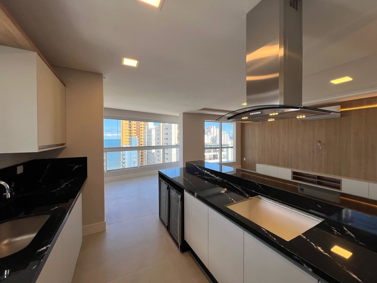 Apartamento de 4 quartos com 4 suítes e 164 m² em Bal. Camboriú