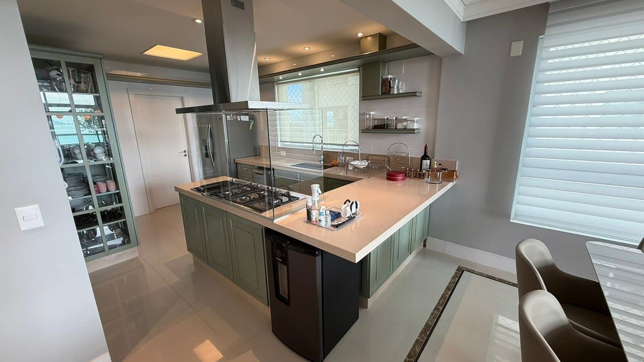 Apartamento de 4 quartos com 4 suítes e 268 m² em Bal. Camboriú