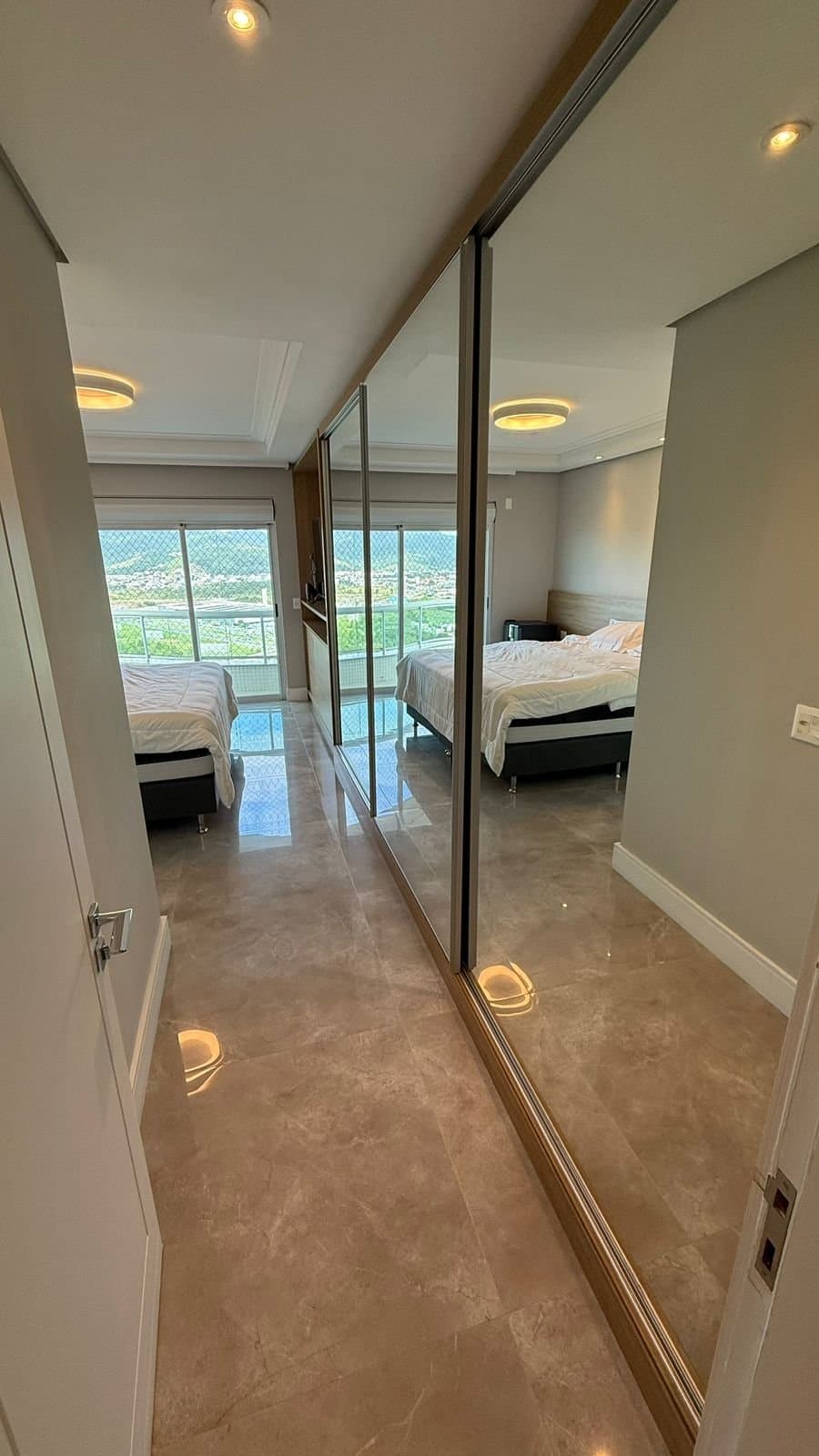 Apartamento de 4 quartos com 4 suítes e 268 m² em Bal. Camboriú