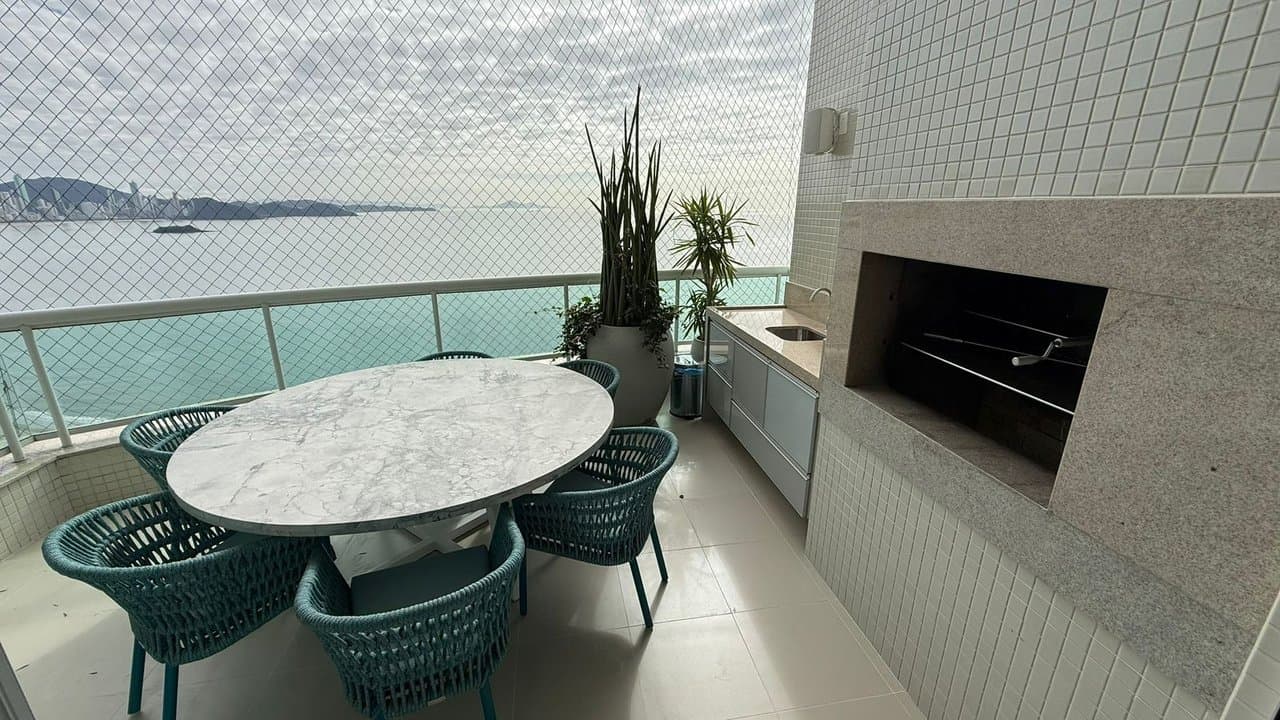 Apartamento de 4 quartos com 4 suítes e 268 m² em Bal. Camboriú