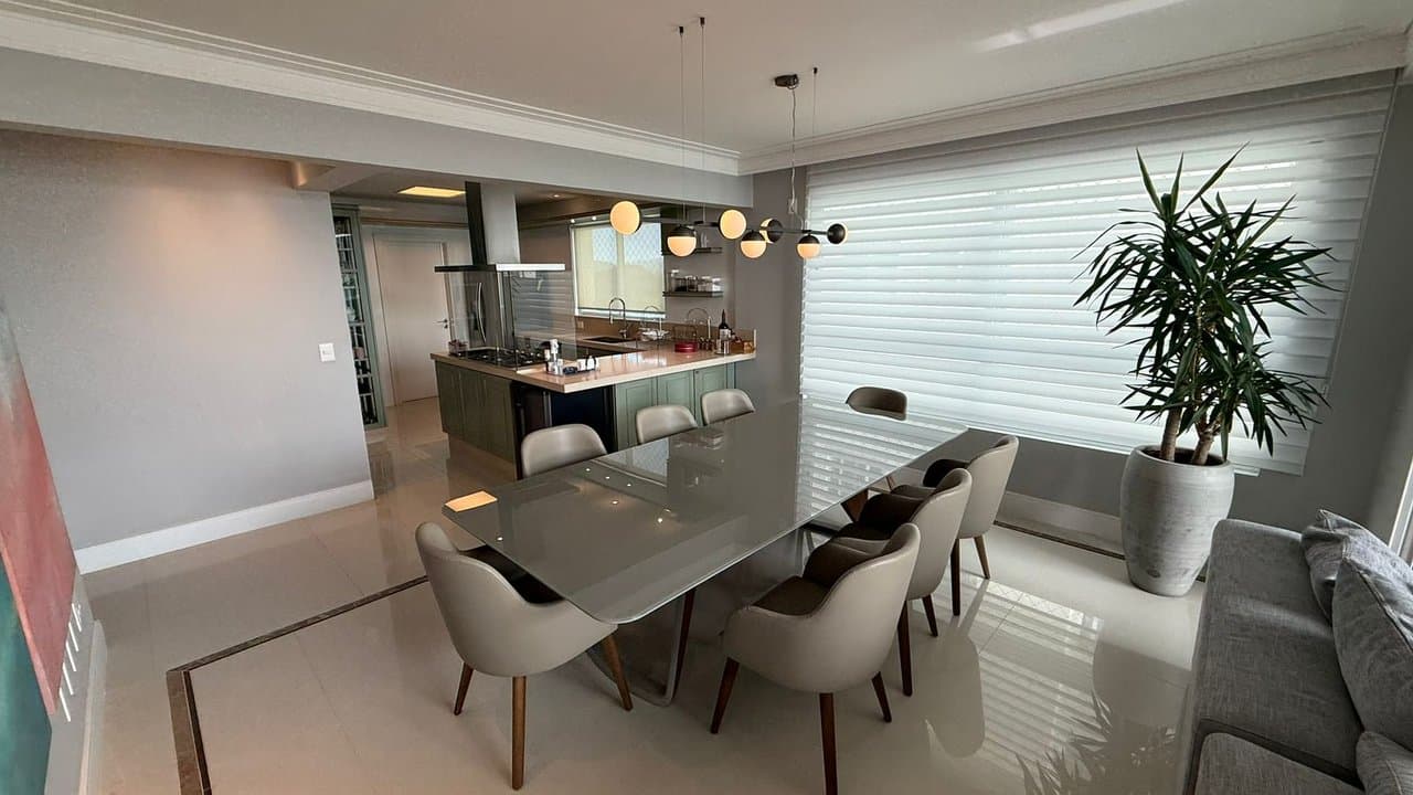 Apartamento de 4 quartos com 4 suítes e 268 m² em Bal. Camboriú
