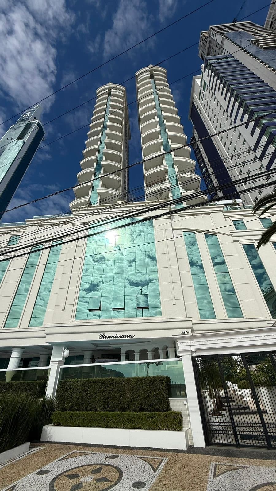 Apartamento de 4 quartos com 4 suítes e 268 m² em Bal. Camboriú