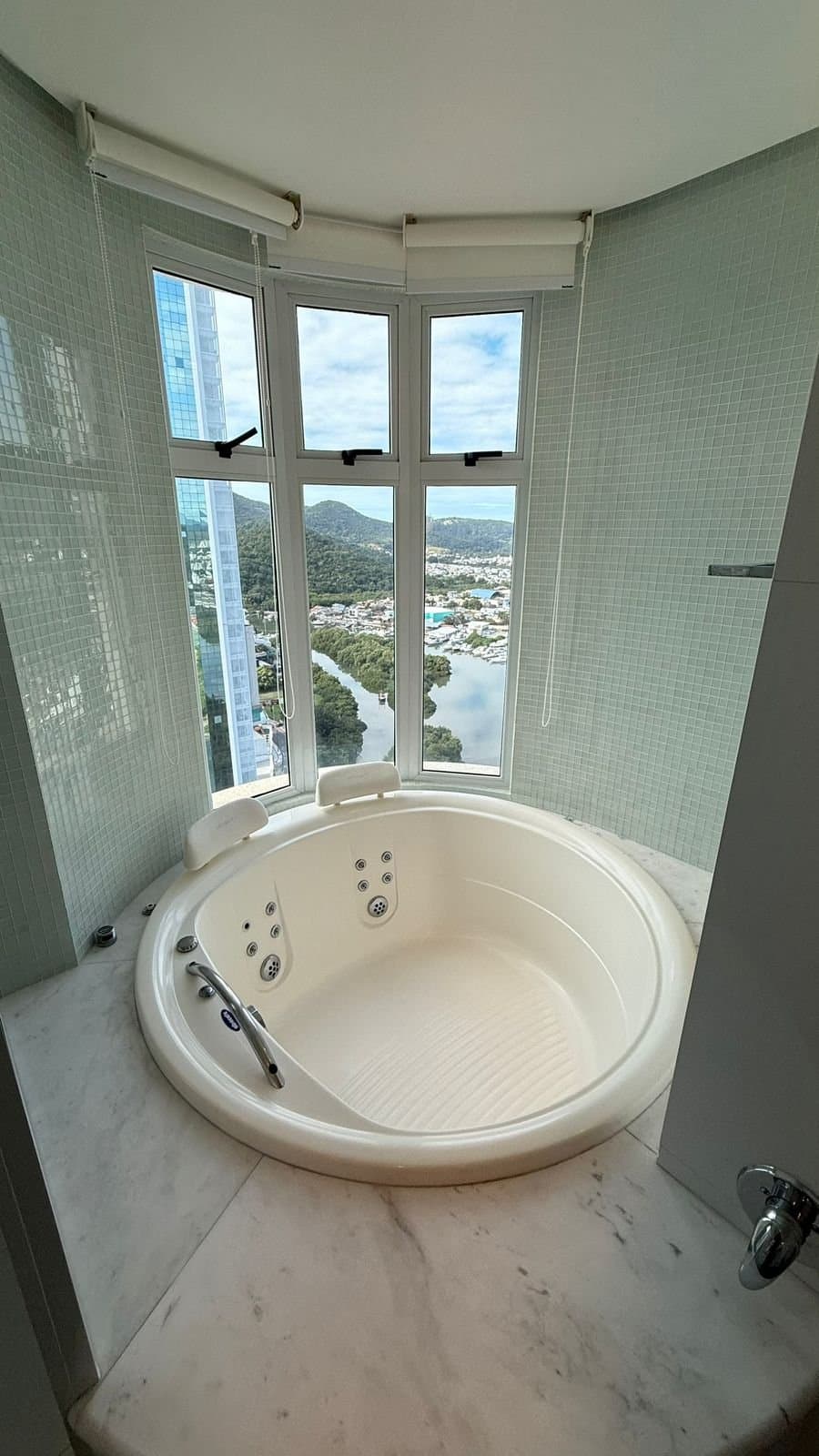 Apartamento de 4 quartos com 4 suítes e 268 m² em Bal. Camboriú
