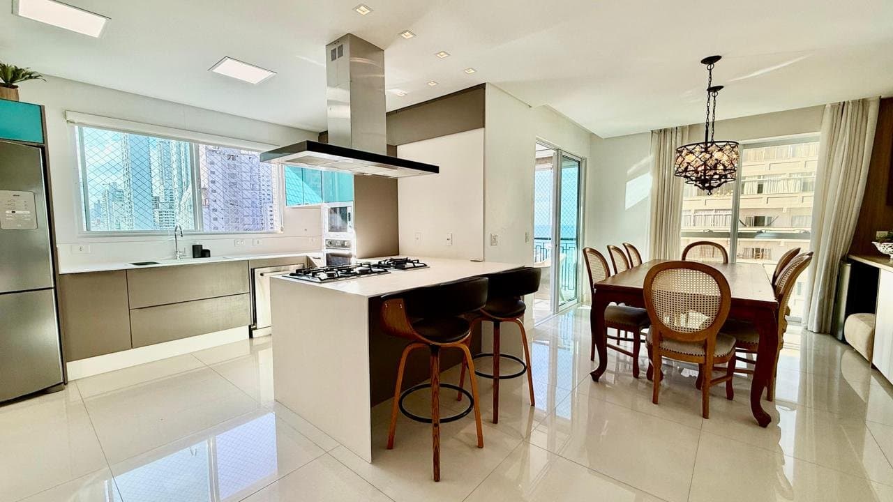 Apartamento de 2 quartos com 2 suítes e 161 m² em Bal. Camboriú