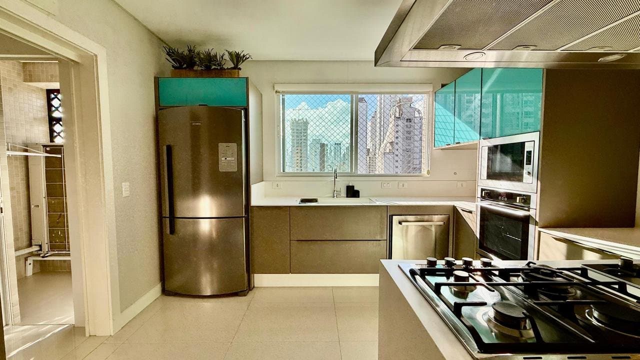 Apartamento de 2 quartos com 2 suítes e 161 m² em Bal. Camboriú
