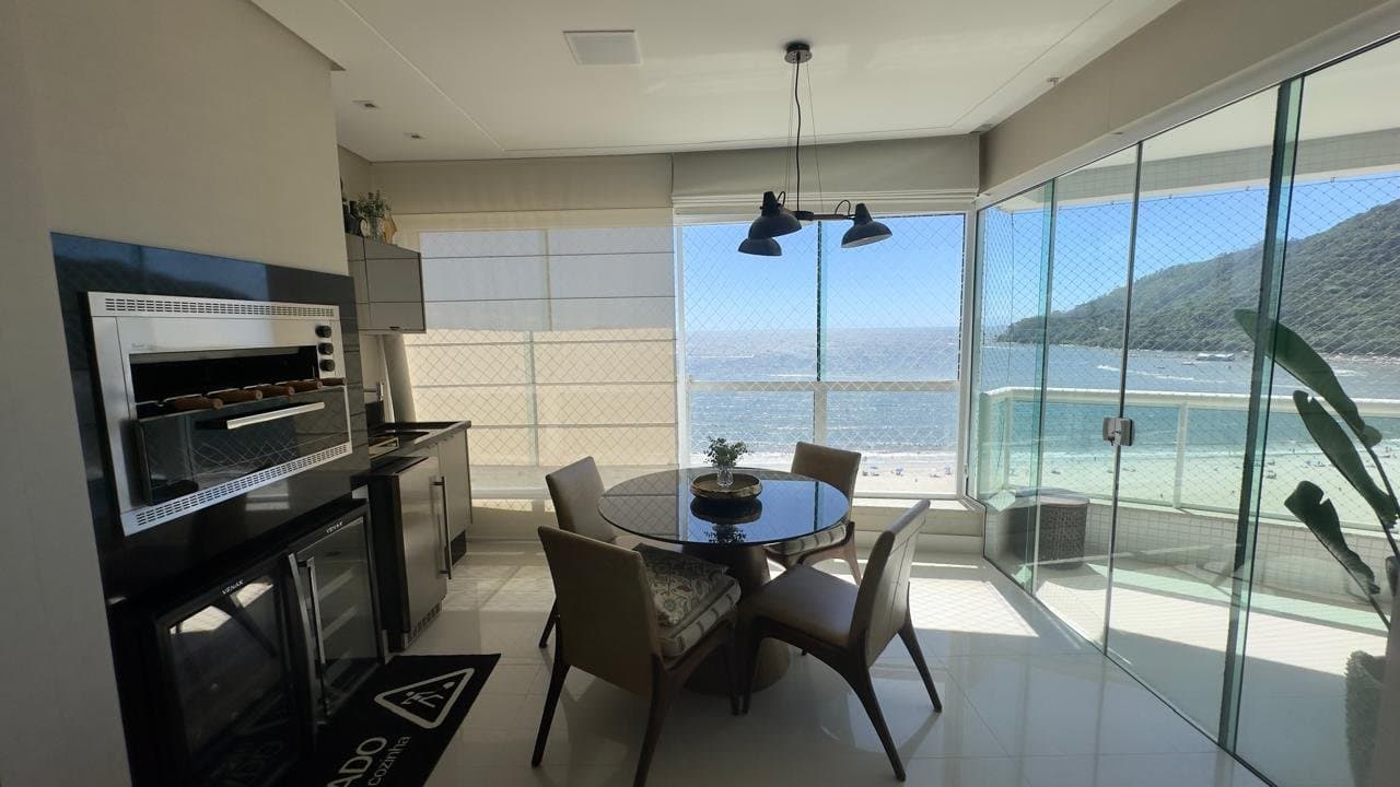 Apartamento de 3 quartos com 3 suítes e 186 m² em Bal. Camboriú