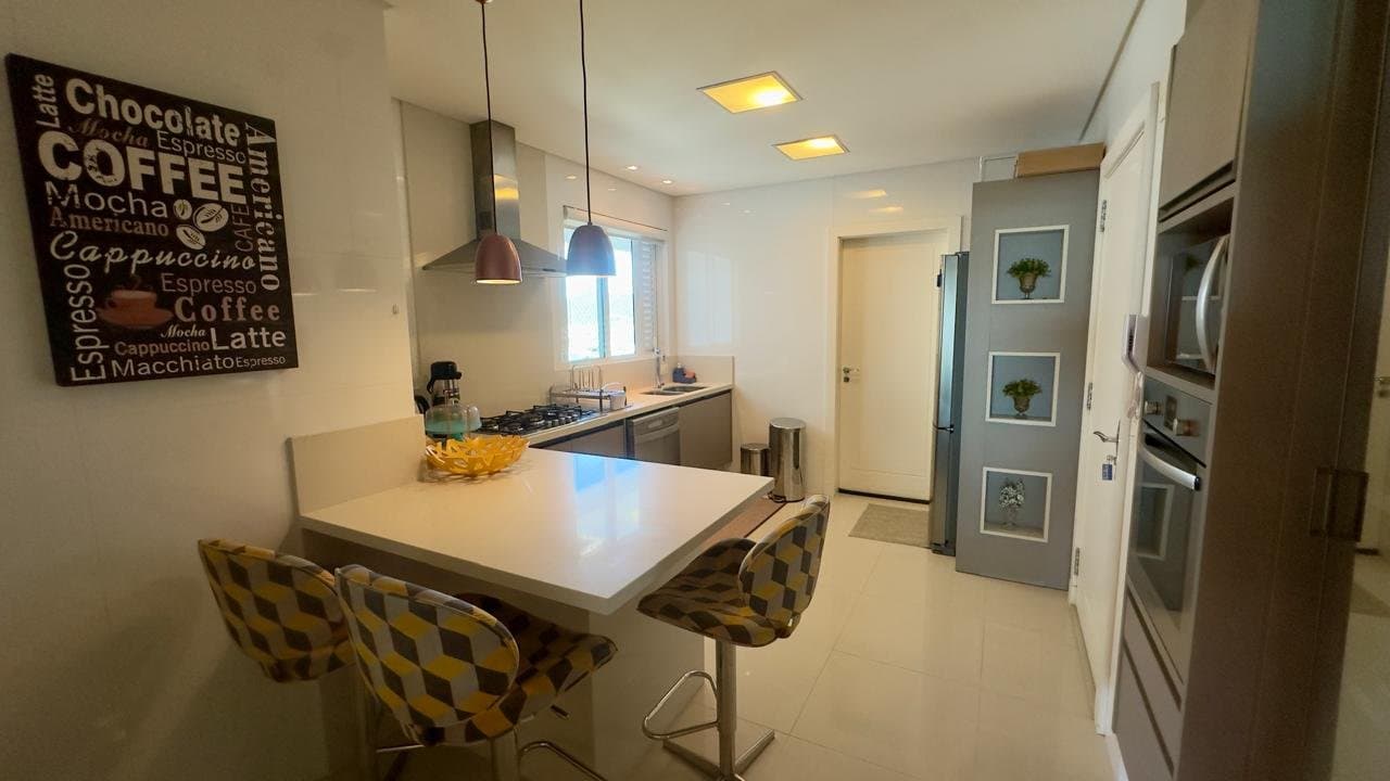 Apartamento de 3 quartos com 3 suítes e 186 m² em Bal. Camboriú